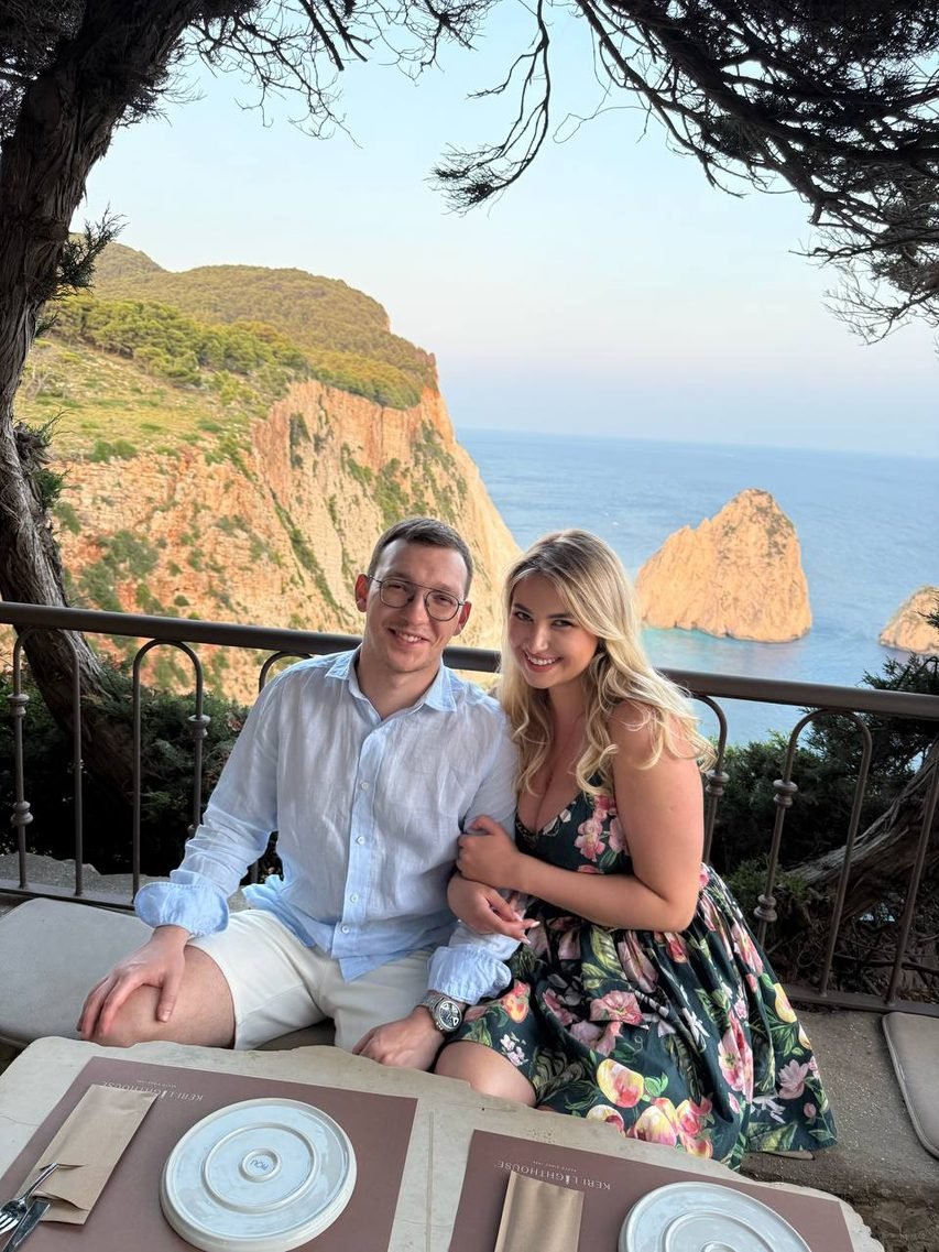 Beatrice și Vlad pe o terasă deasupra mării